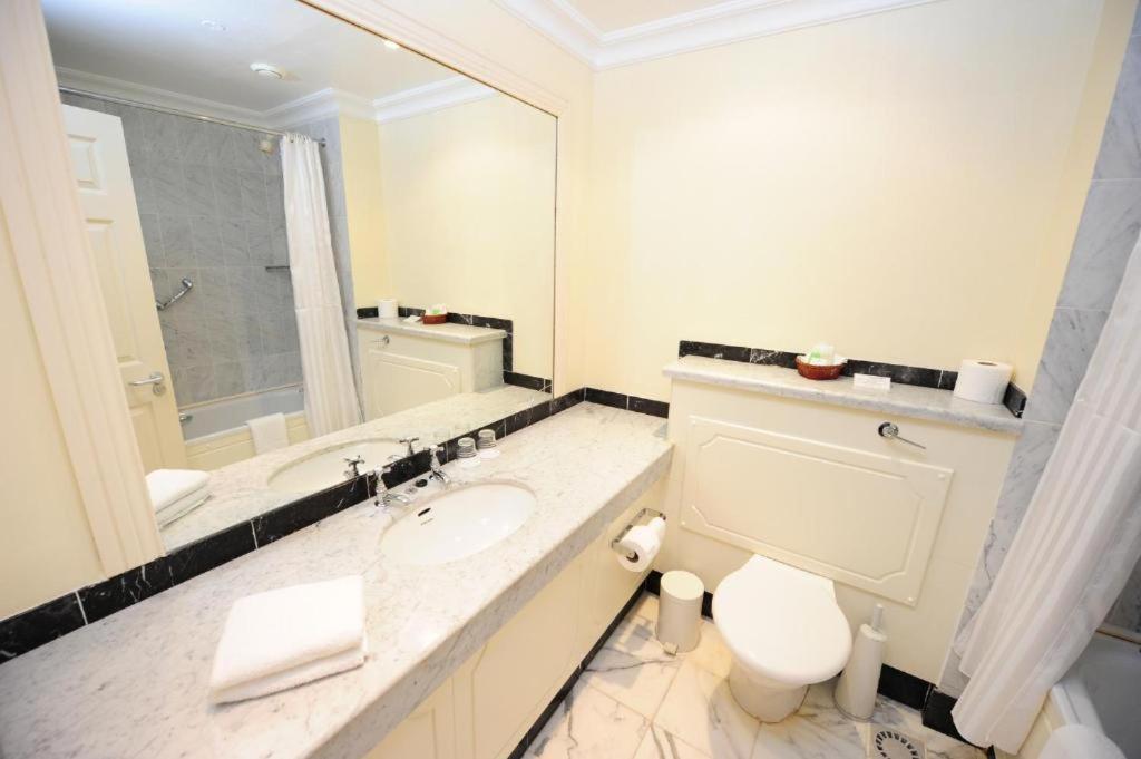 Butler Arms Hotel 워터빌 외부 사진